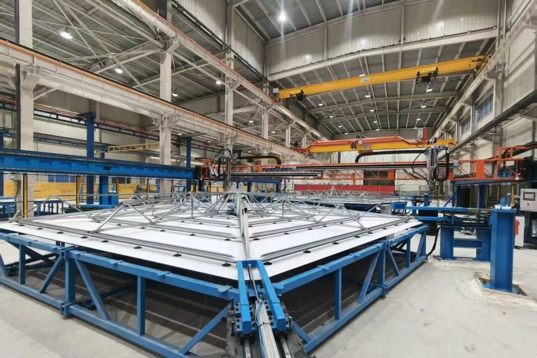 China’s First! High-Wind-Resistance Heliostat Production Line for China Energy’s 100 MW CSP Project in Xinjiang Fully Completed and Enters Mass Production